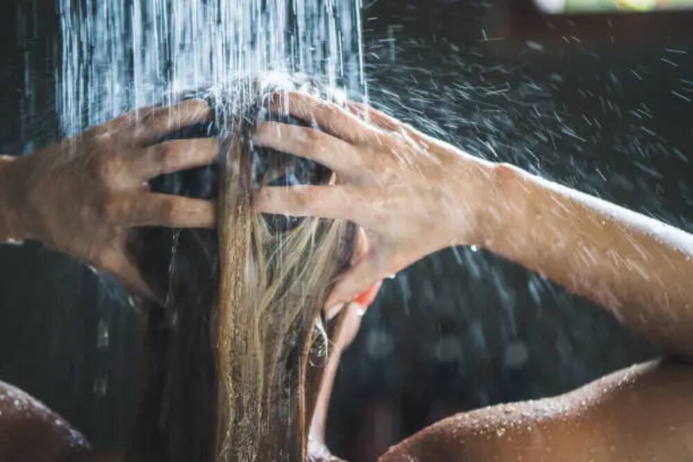 Enjuagar el cabello con agua caliente: ¿beneficioso o contraproducente? Foto: Unsplash