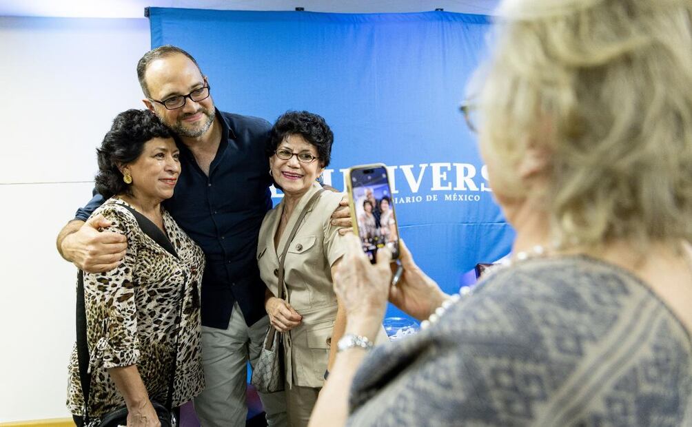 Los suscriptores se fotografiaron junto a León Krauze.  |  Foto: Hugo Salvador.