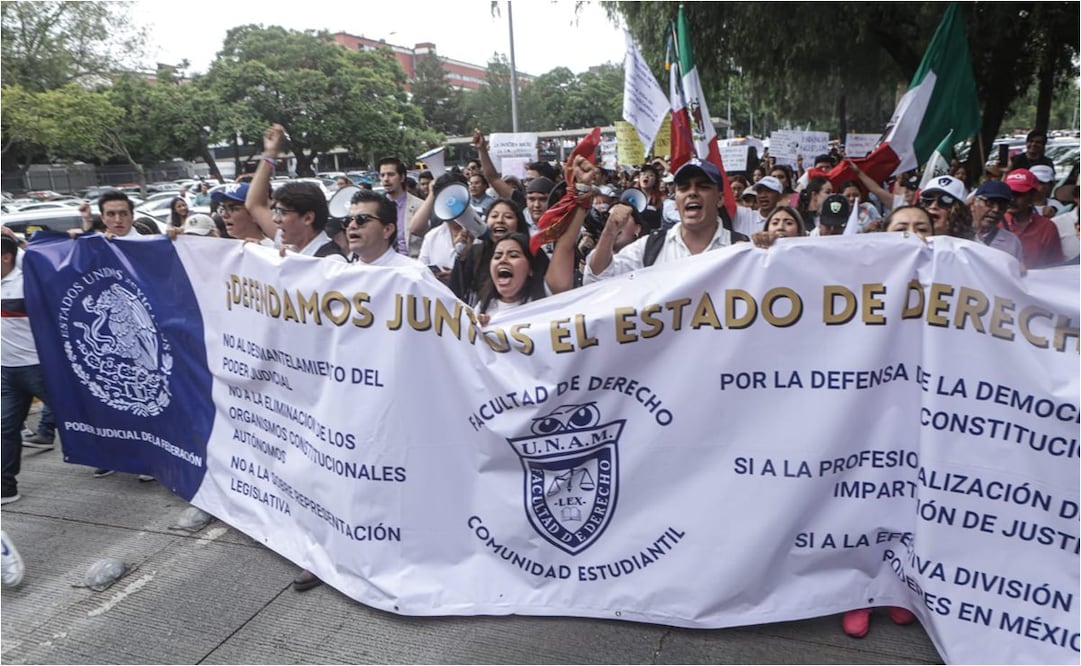 Estudiantes de la UNAM protestas contra la reforma judicial, trabajadores en paro se únen al contingente. Foto: Gabriel Pano/EL UNIVERSAL