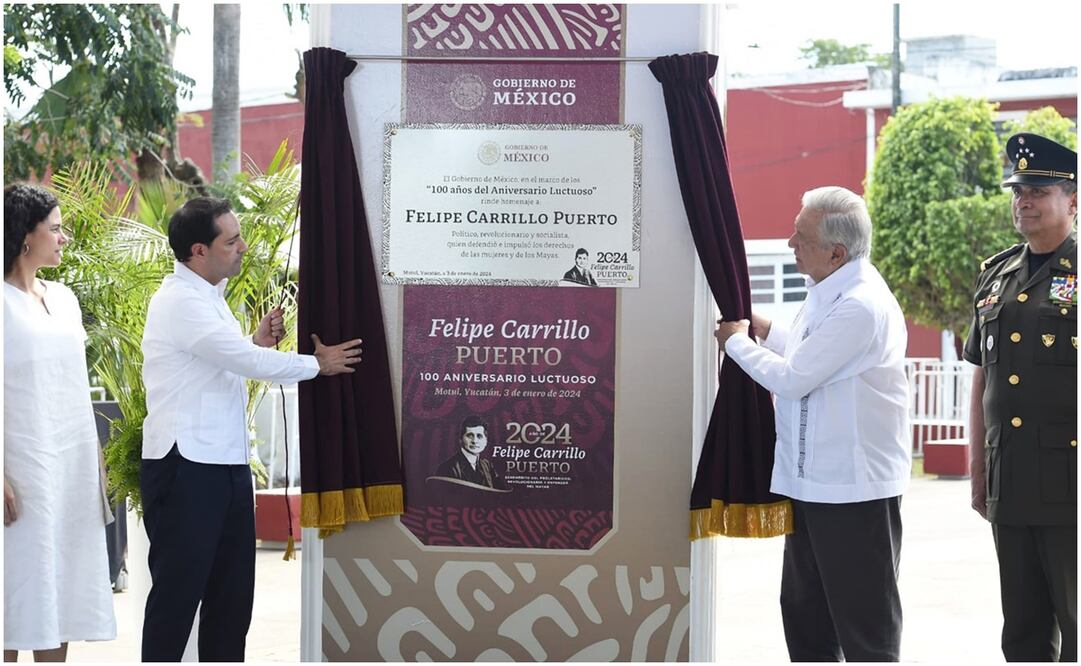 AMLO devela placa sobre el 2024 año de Felipe Carrillo Puerto. Foto: Especial