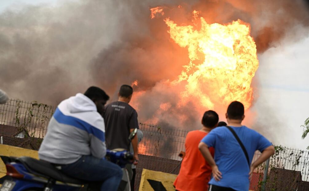 Vecinos miran un incendio en Putra Heights, en el centro de Selangor, Malasia, el martes 1 de abril de 2025. Foto: AP