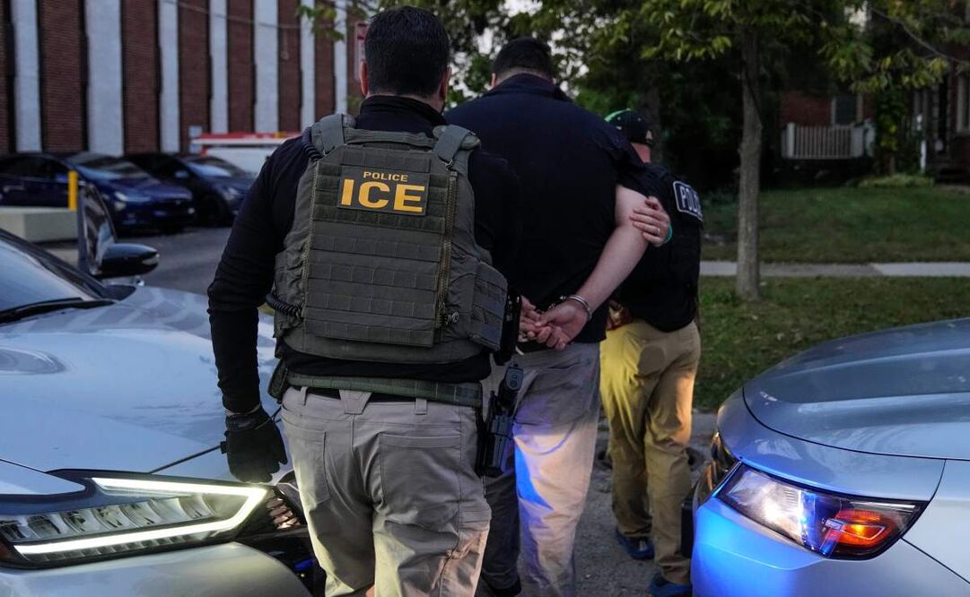 Agentes del Servicio de Inmigración y Control de Aduanas de Estados Unidos (ICE) realizan un arresto durante un operativo matutino. Foto: AP/Archivo