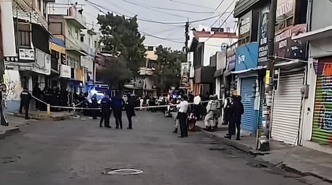 Ejecutan a dos jóvenes en barbería de Naucalpan; asesinos escapan en una motocicleta