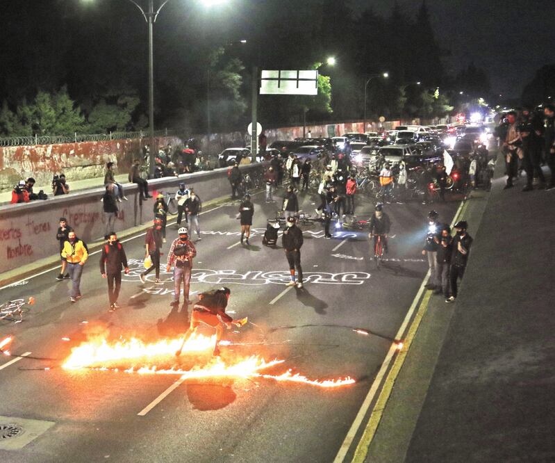 Los ciclistas iniciaron su manifestación en avenida Insurgentes y Álvaro Obregón, bloquearon Viaducto, Eugenia, División del Norte y continuaron hacia Churubusco. Policías los siguieron por calles aledañas para evitar confrontaciones. Foto: CARLOS MEJIA