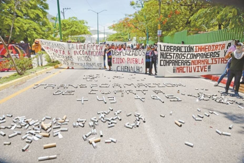 Escalan protestas de normalistas; queman instalaciones del INE