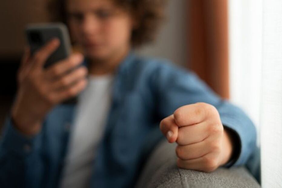 La adicción al teléfono, es un problema emergente en la era digital. Fuente: Freepik.