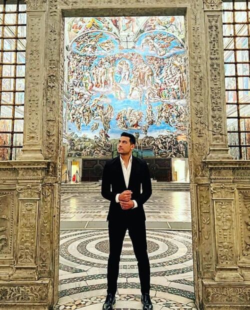 Carlos Rivera aumenta sospechas y posa con anillo de casado