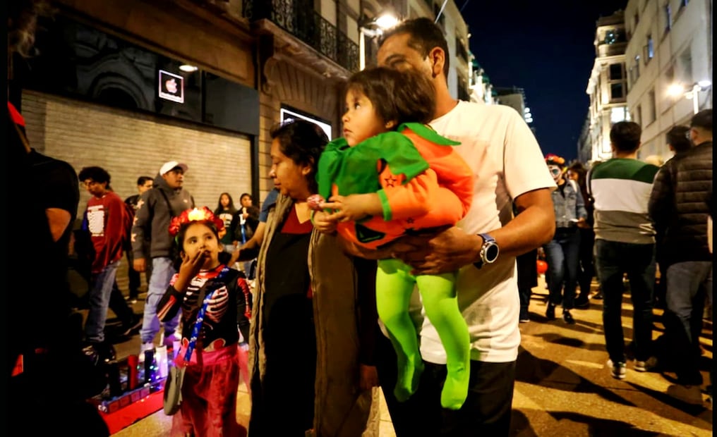 Entre fantasmas, espectros y super héroes niños pidieron la tradicional calaverita en calles del primer cuadro de la Ciudad de México, el 31 de octubre de 2025. Foto: Luis Camacho/EL UNIVERSAL