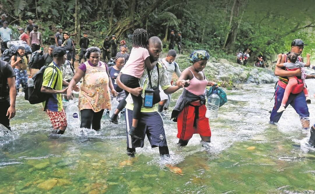 Migrantes haitianos en su camino hacia Panamá por el Tapón del Darién en Acandi, Colombia. Foto: Mauricio Dueñas Castañeda. EFE