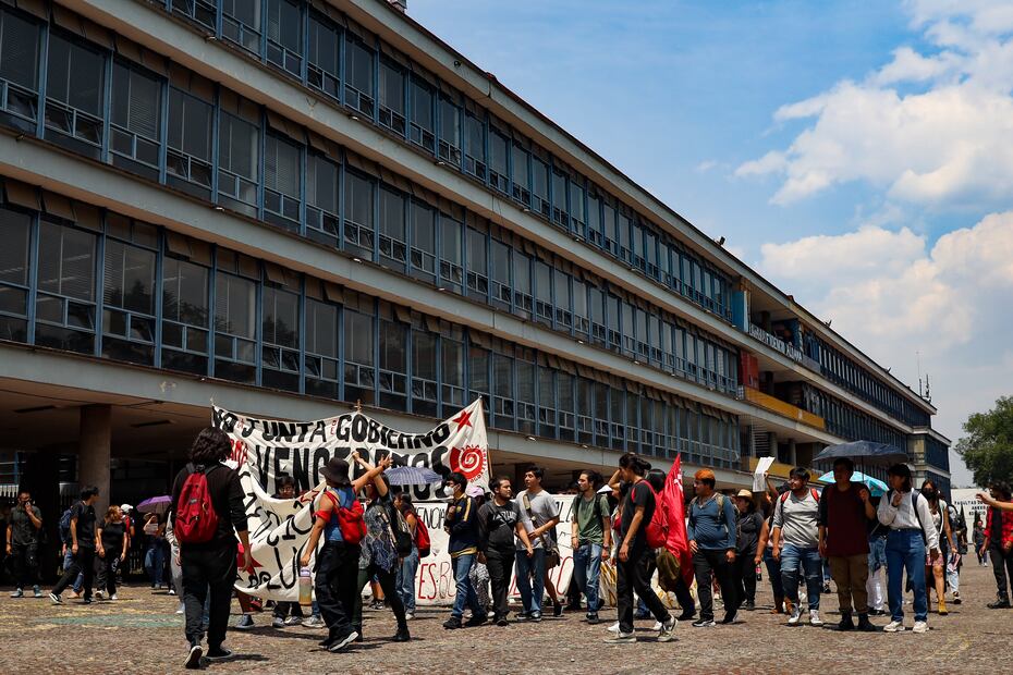 Estudiantes de la UNAM marcharon en Ciudad Universitaria para exigir que se mantengan las becas.
Foto: Hugo Salvador/ El Universal
