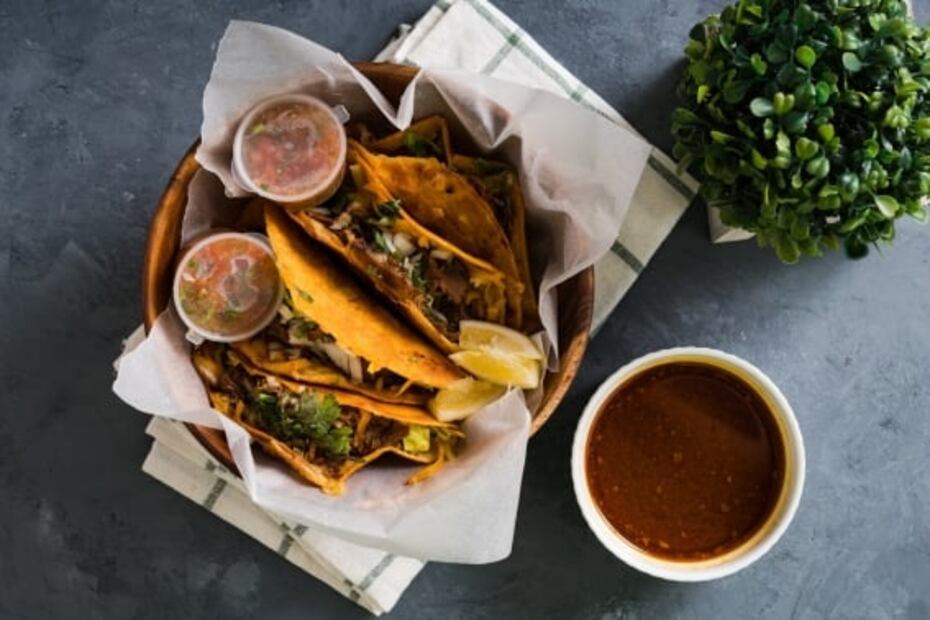 La birria estilo Tijuana se prueba en los "Tacos La Esquina"
