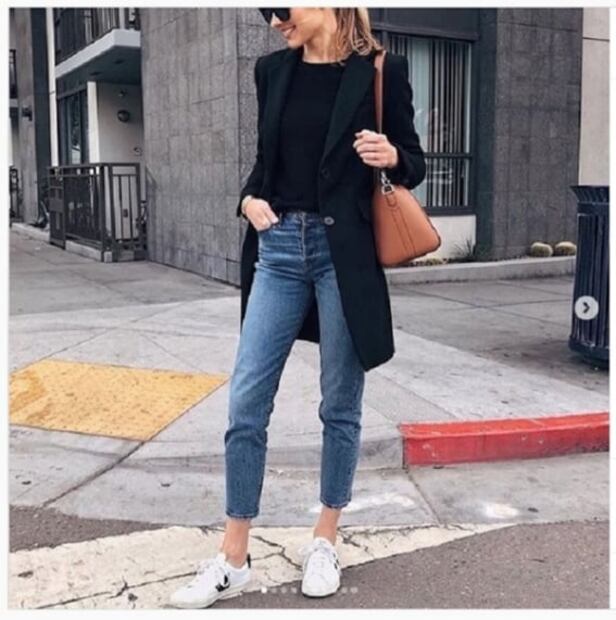 Aprende a combinar correctamente los tenis blancos
