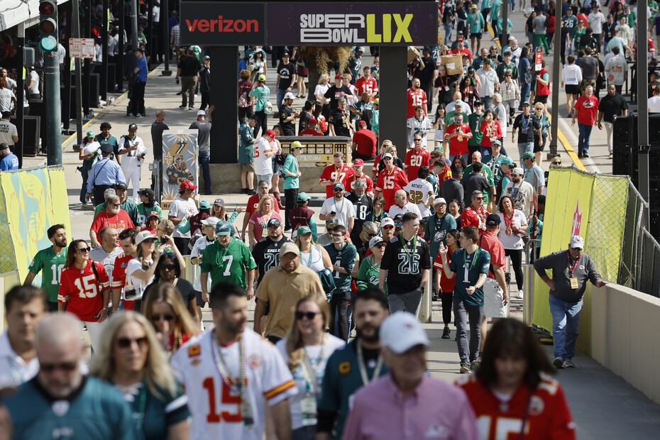 Así llegan los fanáticos de la NFL al  Caesar SuperDome para ver el Super Bowl LIX - Foto: EFE