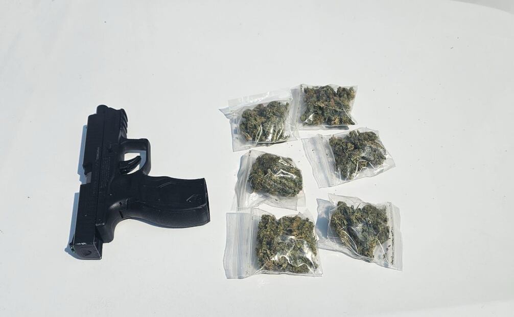 Arma y droga asegurados (30/04/2025). Foto: Especial