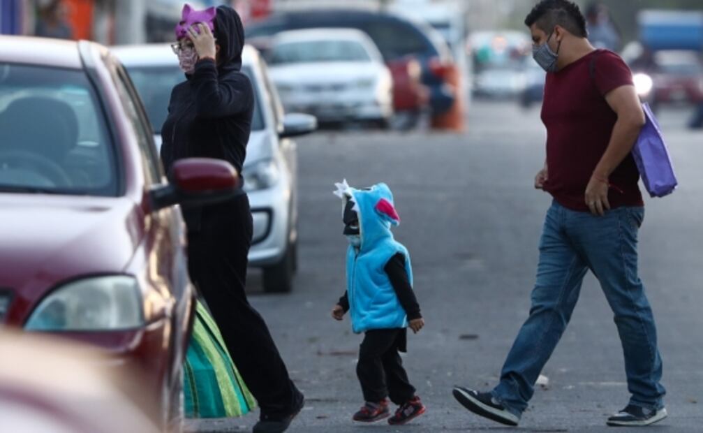 Covid-19 "asusta" tradición de pedir calaverita en Neza
