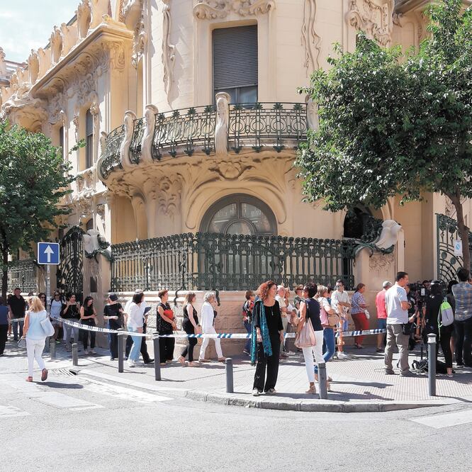 Decenas de personas aguardaron la apertura del velatorio en Madrid. FOTOS: LUIS MÉNDEZ. EL UNIVERSAL