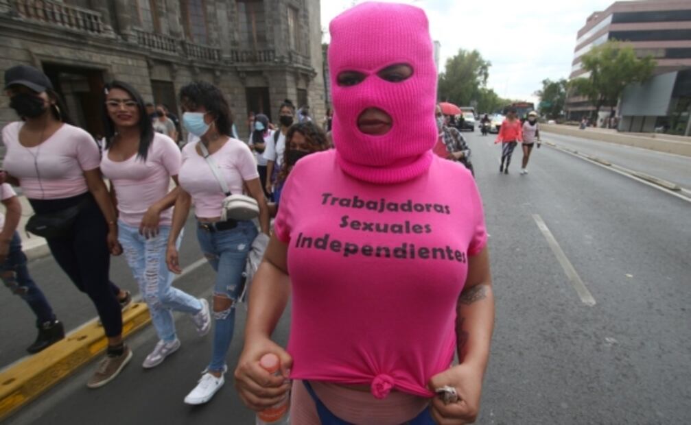 Burlas, golpizas y asaltos; lo que Melanie enfrenta como trabajadora sexual transgénero 