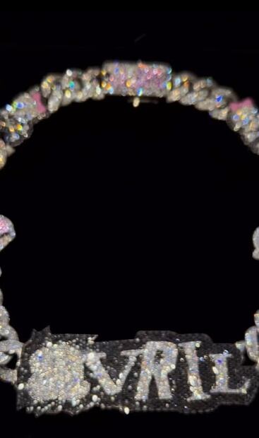 Tyga le demuestra su amor a Avril Lavigne con un collar de diamantes de 80 mil dólares