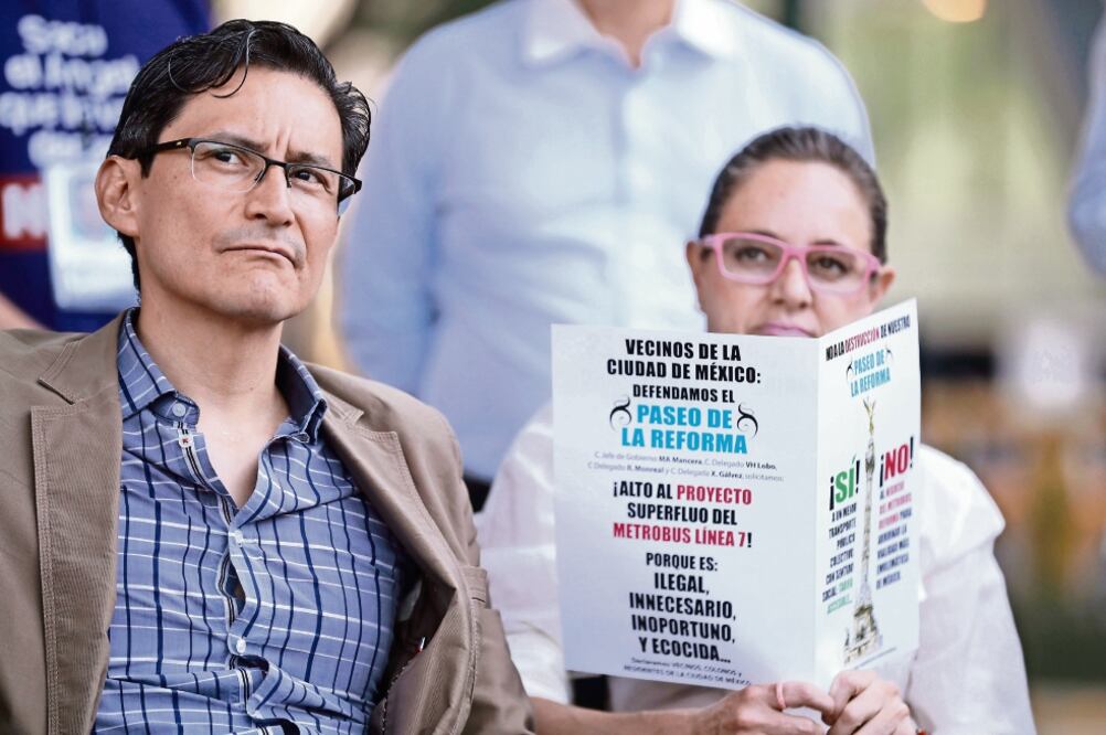 Vecinos que están contra la construcción de la Línea 7 del Metrobús se reunieron en la Estela de Luz para analizar acciones contra la obra. (ALEJANDRA LEYVA.EL UNIVERSAL)