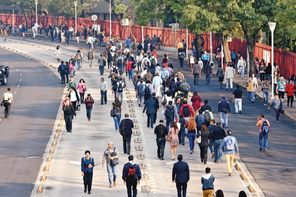 Luego de ser desalojados, los comerciantes del mercado Río Frío bloquearon durante dos horas la circulación a autos y Metrobús en el Eje 4 Sur; cientos de personas tuvieron que caminar a sus destinos (ARMANDO MONROY. CUARTOSCURO)