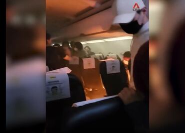 VIDEO: Cargador portátil explota en avión y provoca incendio antes de despegar