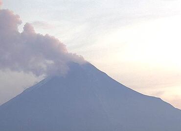 Volcán de Colima amanece con gran exhalación