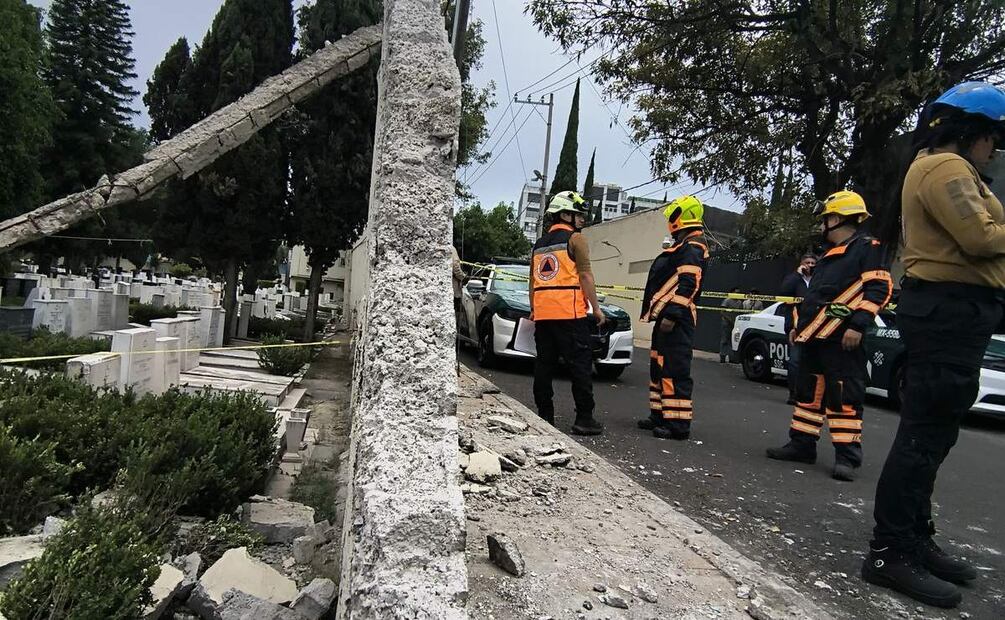 Autoridades de seguridad acuden a accidente de tráiler en panteón Israelita de la alcaldía Miguel Hidalgo (28/05/2025). Foto: Especial