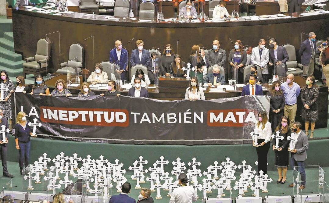 Diputados del PAN utilizaron cruces y una manta para criticar la lucha contra el coronavirus. Foto; Diego Simón Sánchez/EL UNIVERSAL