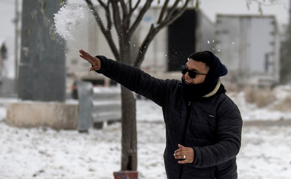 La onda gélida que experimenta Estados Unidos se resiente también este 22 de enero de 2025 en el norte de México, donde se registran temperaturas bajo cero, caída de nieve o aguanieve y lluvia congelante. Foto: EFE