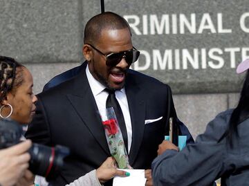 Hombre relata que R. Kelly le hizo sexo oral en contra de su voluntad cuando tenía 17 años