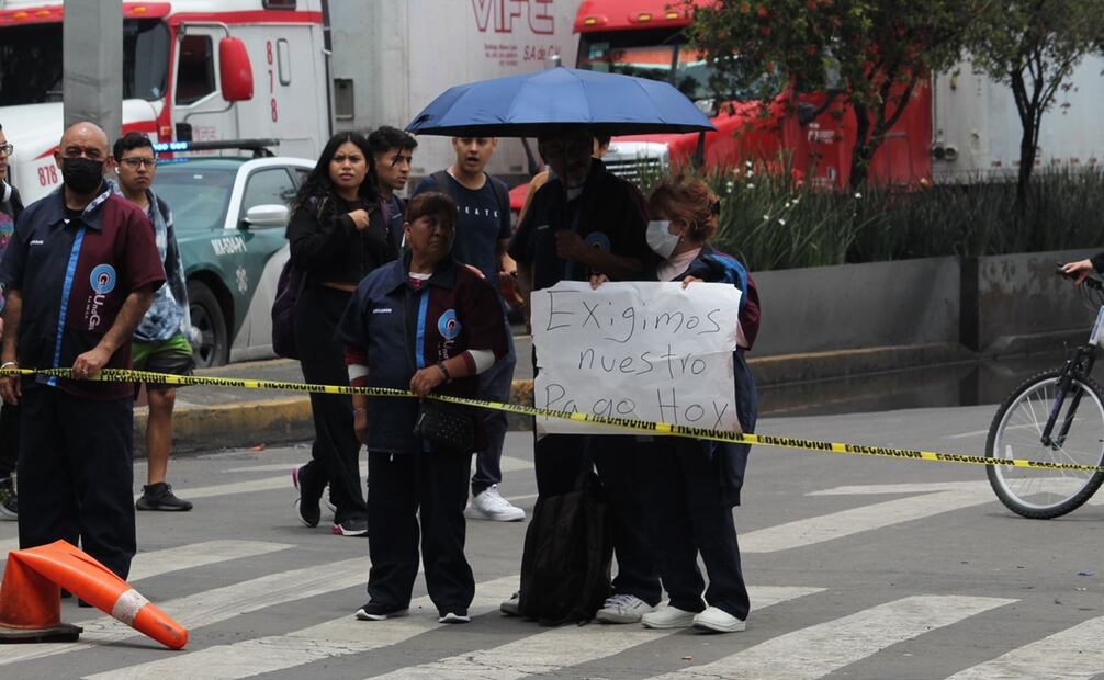 Trabajadores de limpieza del IPN bloquean avenidas por falta de pago. Foto:  Juan Carlos Williams e Iván Montaño / EL UNIVERSAL