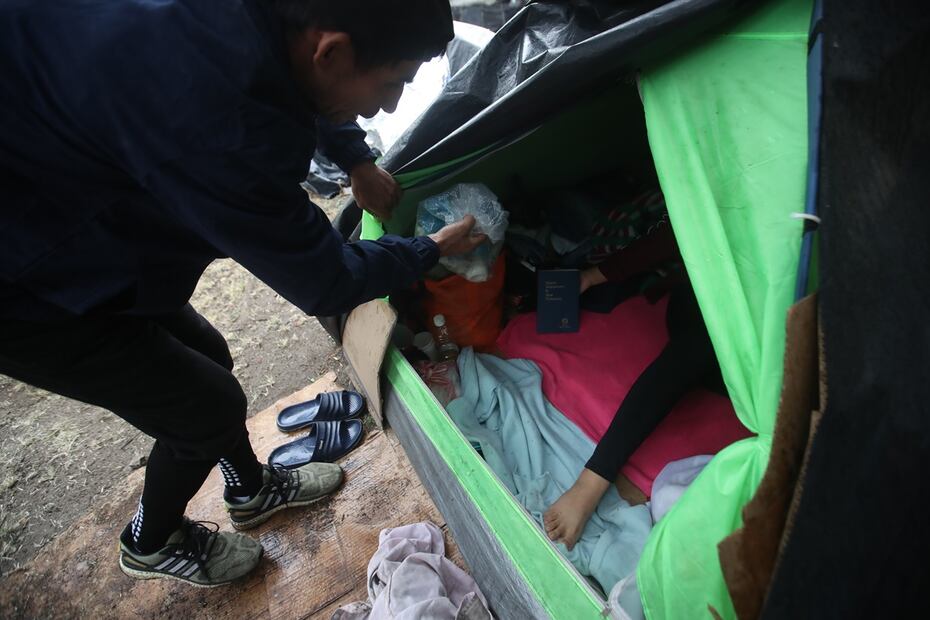 Migrantes que proceden de diferentes países sudamericanos acampan en un camellón de la Ciudad de México en la Colonia Tlacamaca en la Alcaldía Gustavo A Madero. Venezuela. Ecuador. Colombia.
FOTO: Francisco Rodríguez/ EL UNIVERSAL/