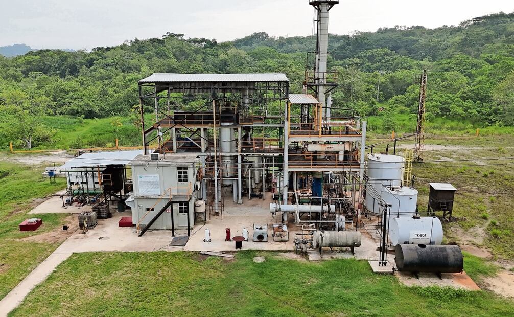 En este año se observa que la planta ya esta en forma y fue dotada de un contenedor de grandes proporciones
para almacenar combustible, y hay constante presencia de pipas y tráileres dentro de las instalaciones. Foto: Diego Prado / EL UNIVERSAL
