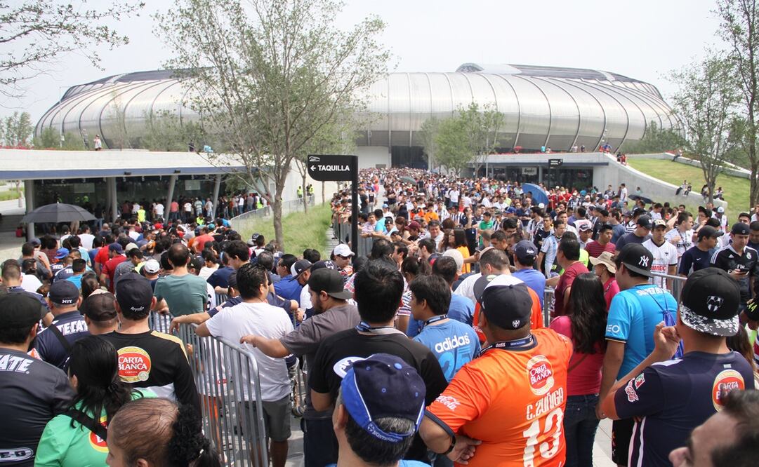 El Estadio BBVA con la gente en las taquillas / Foto: Imago7