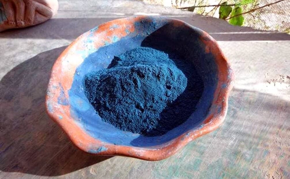 Recién entre 2019 y 2023, el maestro y artesano yucateco Luis May Ku logró replicar (después de siglos de perderse) la fórmula del azul maya original, avalado por científicos nacionales e italianos. Foto: Facebook Luis May Ku.