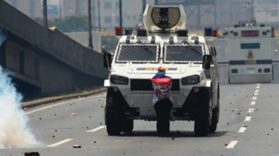 Video. Venezolano se desnuda y enfrenta una tanqueta durante protesta
