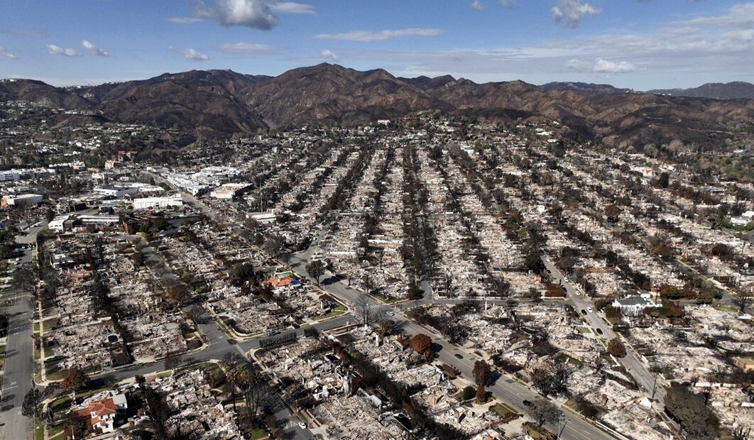 El departamento de bomberos de California afirmó el viernes 31 de enero de 2025 en su página web que los dos fuegos que devastaron la ciudad de Los Ángeles estaban controlados al 100%. Foto: AP