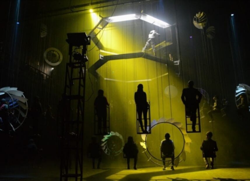 La obra de teatro inmersiva que verás sobre un columpio