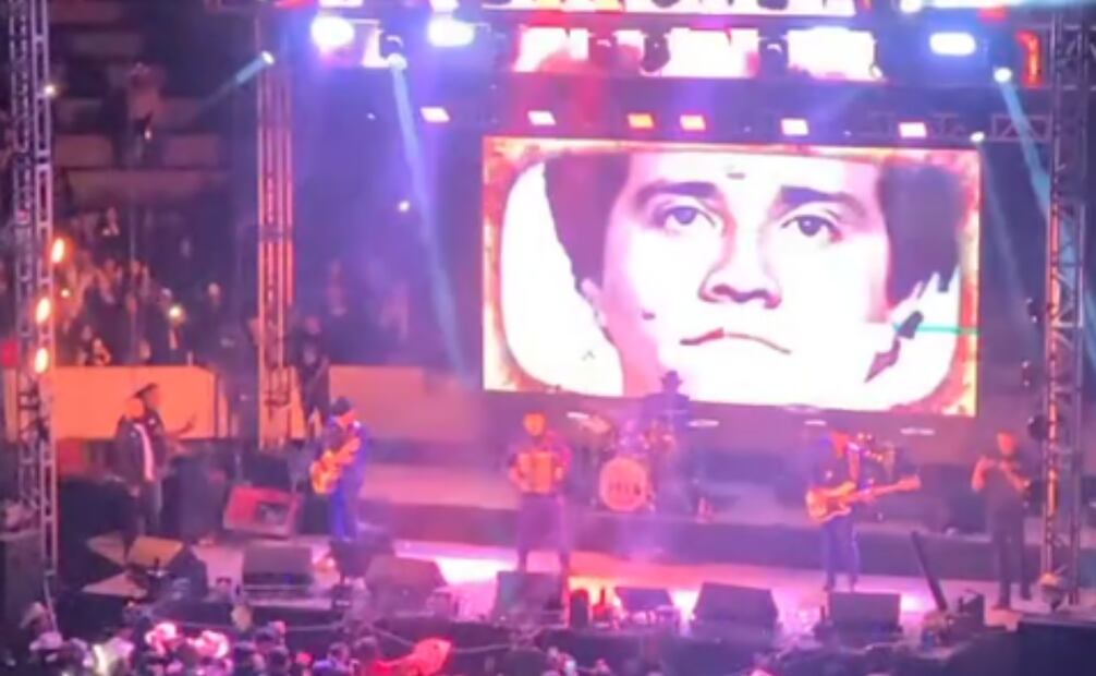 En Michoacán, un grupo proyectó imágenes de "El Mecho" durante su concierto (31/03/2025). Foto: Captura de pantalla