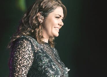 Yuridia festeja 10 años entre lágrimas y Disco de Oro