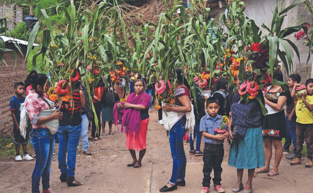 Luego del ofrecimiento, los habitantes, con su milpa en brazos, acompañan en procesión a la imagen de San Miguel Arcángel. 
Fotos. de Salvador Cisneros