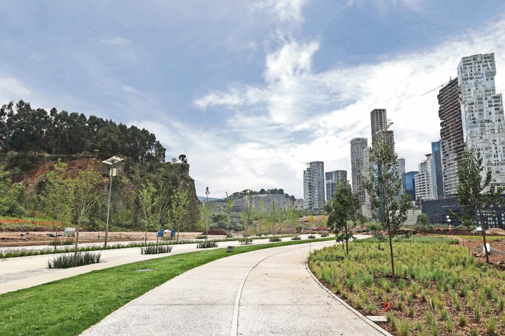 De acuerdo con autoridades capitalinas, el parque quedará listo en agosto próximo. En total, se plantarán 2 mil árboles de cinco a siete metros de altura, tanto en áreas verdes como en la vialidad vehicular (Fotos: JUAN CARLOS REYES)