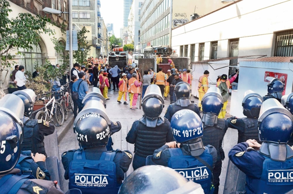 Con el cambio propuesto por la nueva administración local, los granaderos ya no utilizarán cascos, escudos y toletes, afirman autoridades. Foto: ARCHIVO EL UNIVERSAL