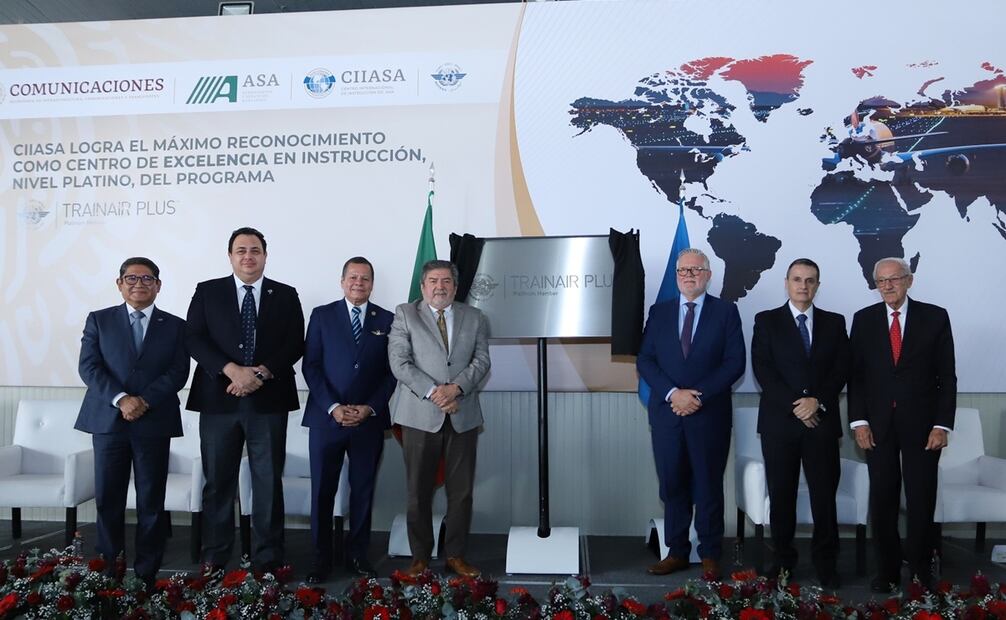 Develación de la placa conmemorativa que otorgó OACI a CIIASA como centro de instrucción de excelencia. Foto: Especial.