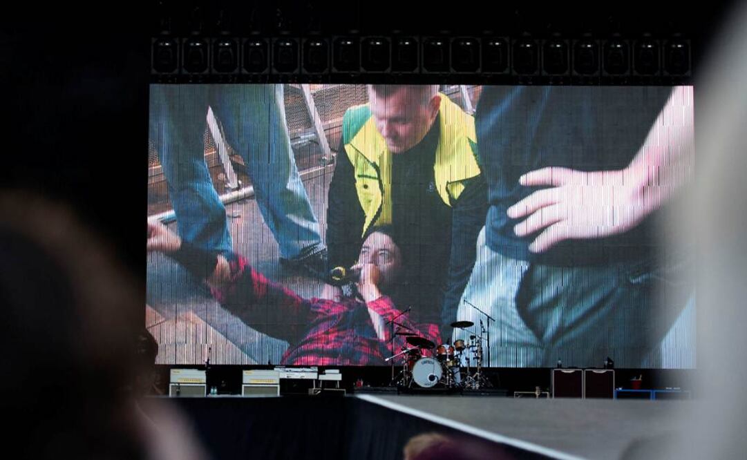 Videos colocados en medios sociales muestran a Grohl caminando por el escenario antes de tropezar y caerse. FOTO: AP