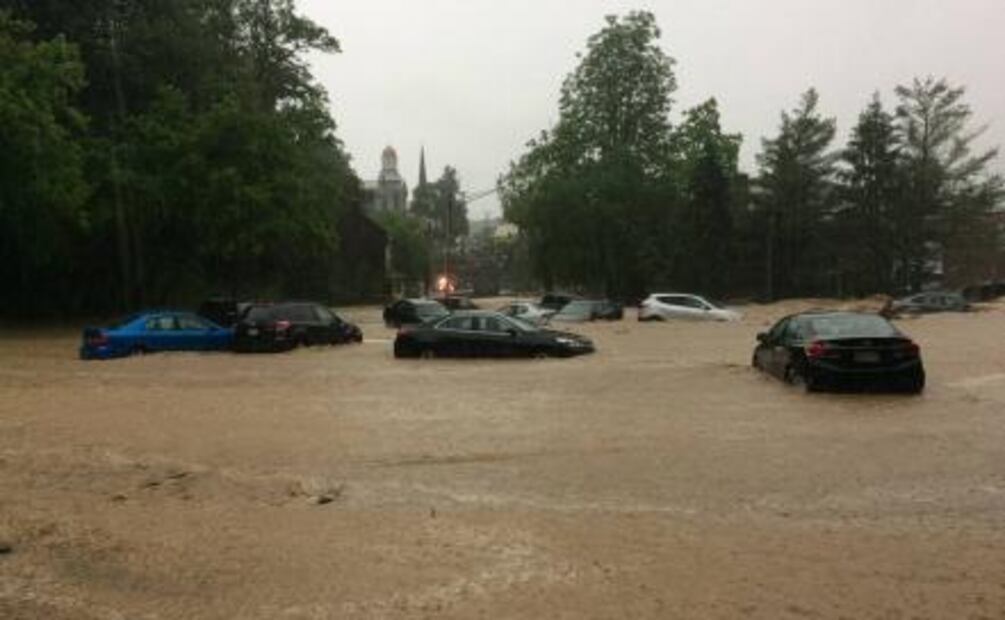 Inundaciones dejan varados cientos de autos en Maryland