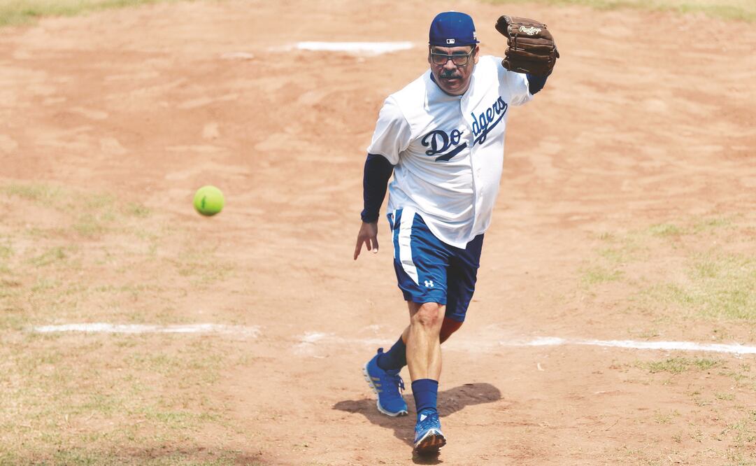 Antonio reconoce el trabajo de Roberto con los Blue Jays. (IRVIN OLIVARES. EL UNIVERSAL)