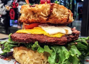 Así nació la hamburguesa de ramen, ¿Se te antoja?