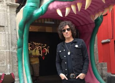 Enrique Bunbury visita expo de Tim Burton en el Franz Mayer