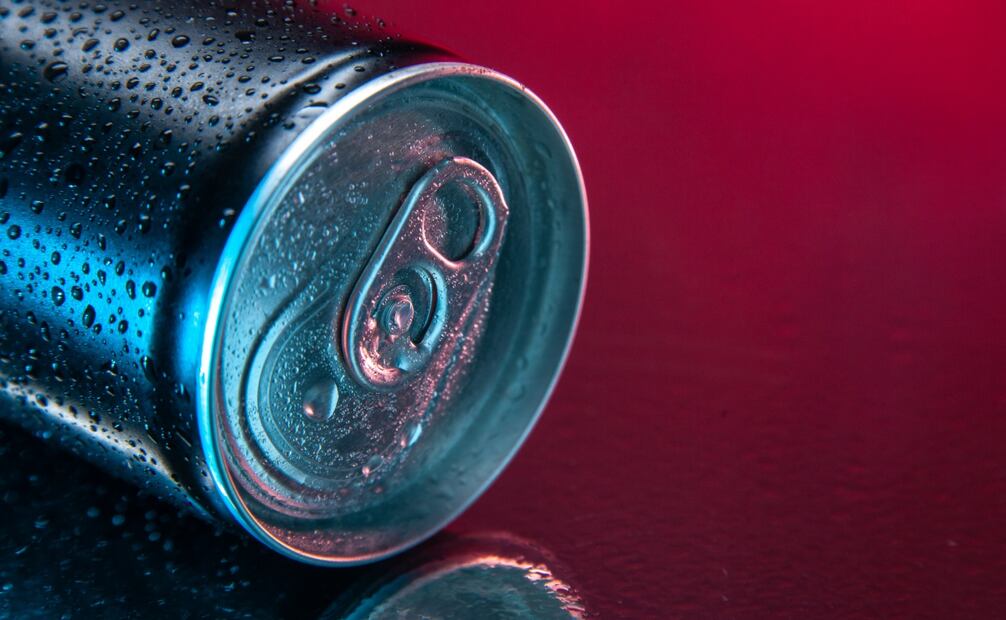 Los expertos en salud no recomiendan el consumo excesivo de bebidas energizantes. Foto: Freepik